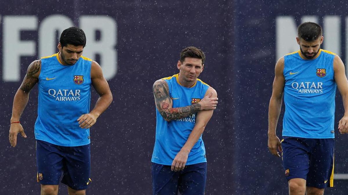 
Los jugadores de Barcelona Luis Suárez, Lionel Messi y Gerard Piqué (de izq. a der.) durante un entrenamiento el jueves 13 de agosto del 2013, previo al partido de ida contra el Athletic de Bilbao, por la Supercopa de España.
