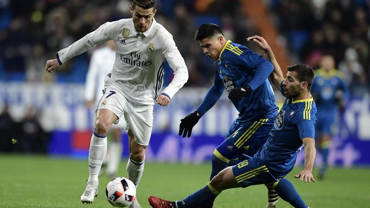 Cristiano Ronaldo, del Real Maderid (izq.), trata de evadir la marca de los defensores del Celta Facundo Roncaglia y Jonny Castro (der.) el 18 de enero en el Santiago Bernabéu.