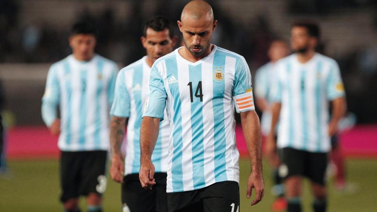 
Javier Mascherano (14) encabeza la decepción argentina luego de la derrota contra Ecuador, el jueves pasado en Buenos Aires.
