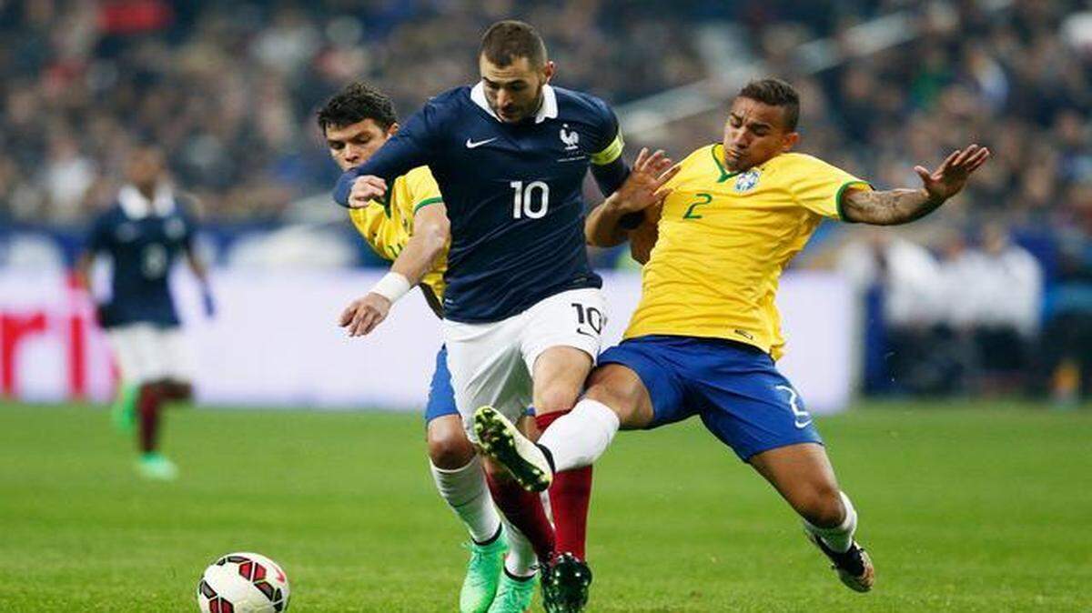 
El jugador de Brasil Danilo (der.) defiende ante la llegada del francés Karim Benzemá, en un partido amistoso celebrado el 26 de marzo del 2015 en París.


