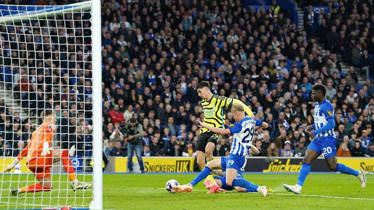 Kai Havertz, del Arsenal, anota el segundo gol de su equipo durante el partido de la Premier League en el Amex Stadium, Brighton, este sábado 6 de abril de 2024.