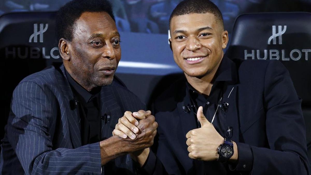 El exjugador brasileño Pelé (izq.) y el francés Kylian Mbappé posan durante una rueda de prensa este martes 2 de abril de 2019 en París.