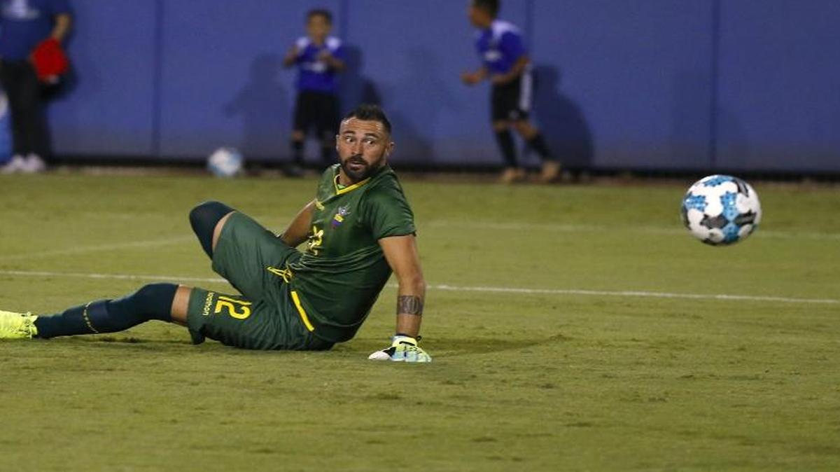El arquero de Ecuador Esteban Dreer no puede detener el disparo del mediocampista venezolano Junior Moreno, que dio el empate a la vinotinto en el partido de preparación del jueves 8 de junio del 2017 en el FAU Stadium en Boca Raton.