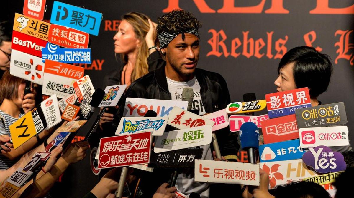 El futbolista brasileño Neymar Jr. habla con los medios de comunicación en un evento de moda en Shanghai el 31 de julio de 2017.