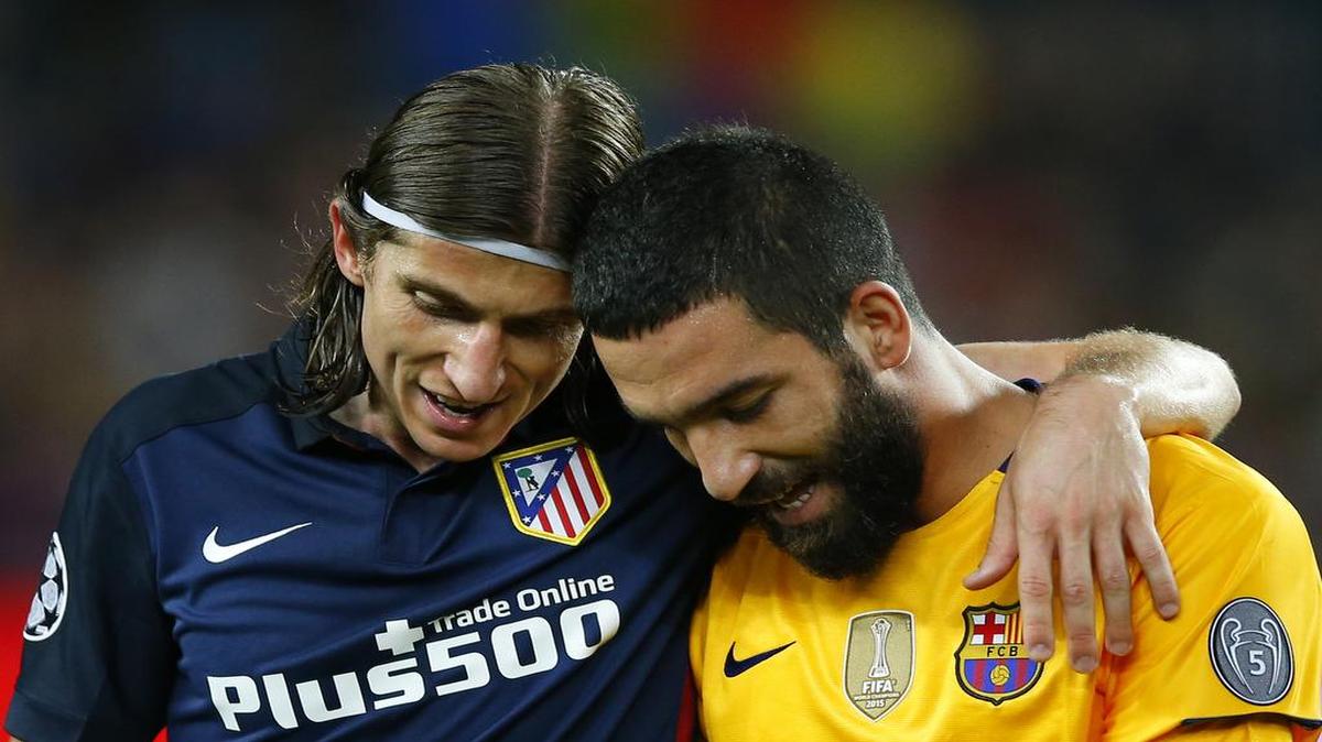 El jugador del Atlético de Madrid Filipe Luis (izq.) conversa con Arda Turan, del Barcelona, al finalizar el partido de ida de los cuartos de final de la Liga de Campeones, el martes 5 de abril del 2016.