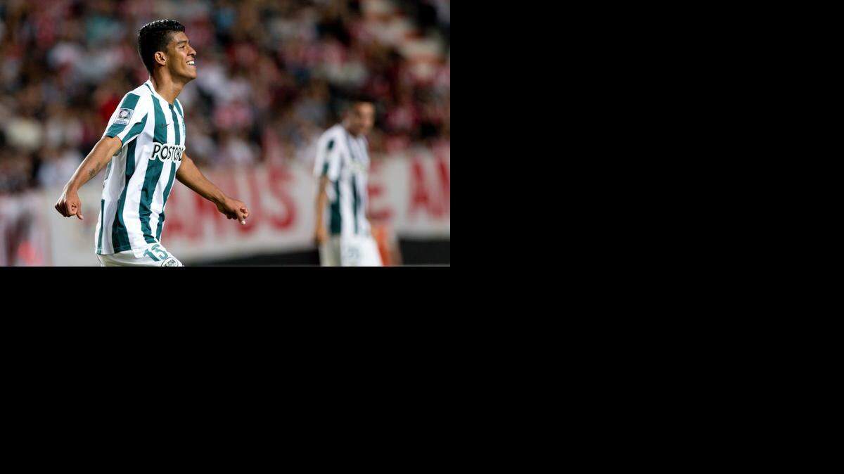 <cutline_leadin>El mediocampista</cutline_leadin> de Atlético Nacional, Jonathan Mejia, festeja su gol ante Estudiantes de la Plata, este jueves durante un partido por la fase de grupos.