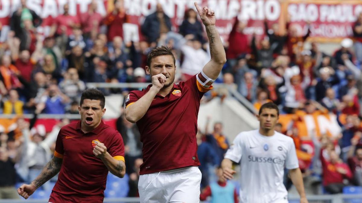
Francesco Totti, eterno capitán de la Roma, saldrá en los billetes de autobús y metro de la capital italiana en homenaje a su 39º cumpleaños, anunció este miércoles el diario deportivo Corriere dello Sport.

