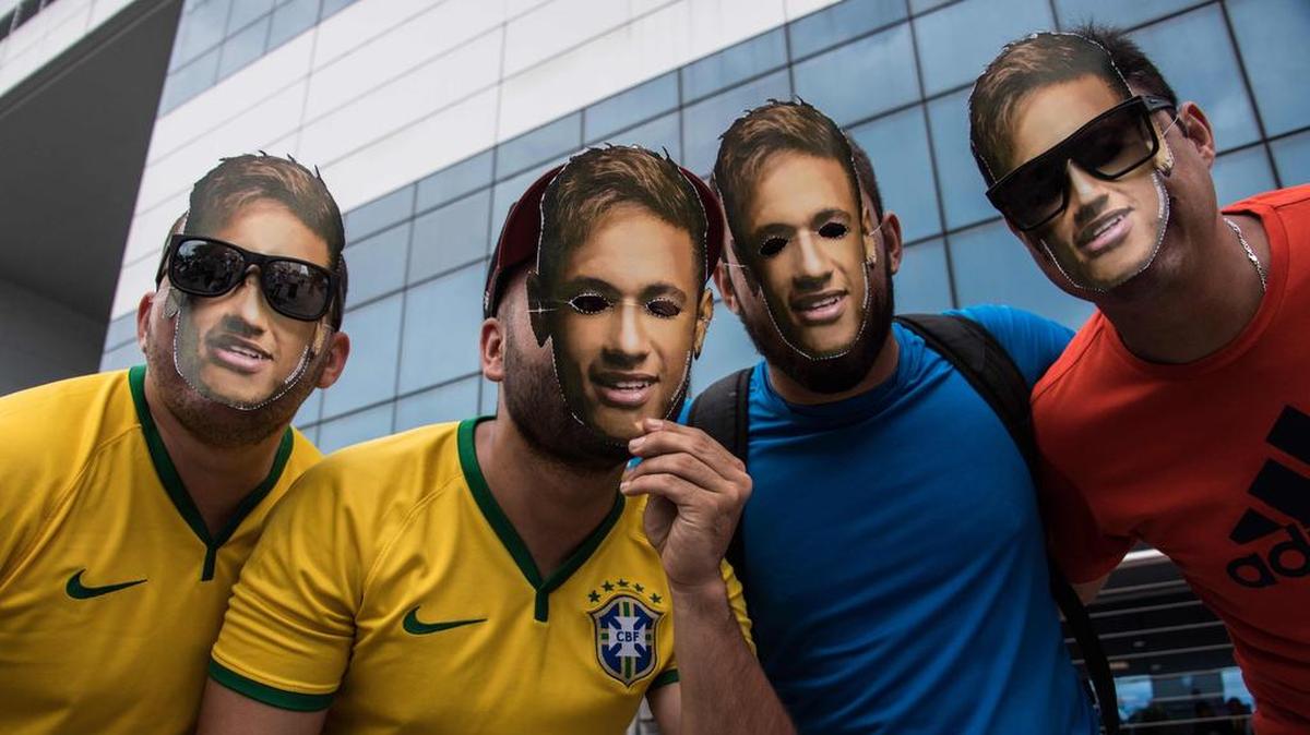 Fanáticos posan con una máscara del delantero brasileño Neymar, frente al hospital Mater Dei Santo Agostino, donde fue operado, en Belo Horizonte, estado de Minas Gerais, Brasil, el 3 de marzo de 2018.
