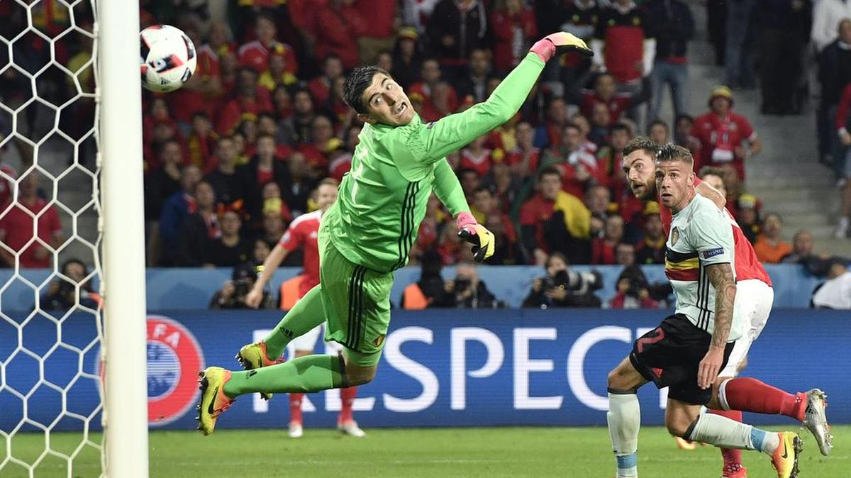 Sam Vokes (segundo desde la der.), de Gales, conecta de cabeza para vencer al arquero Thibaut Courtois, de Bélgica, en los cuartos de final de la Eurocopa, en el estadio Pierre Mauroy en Villeneuve d’Ascq, cerca de Lille, Francia, el viernes 1 de julio del 2016.