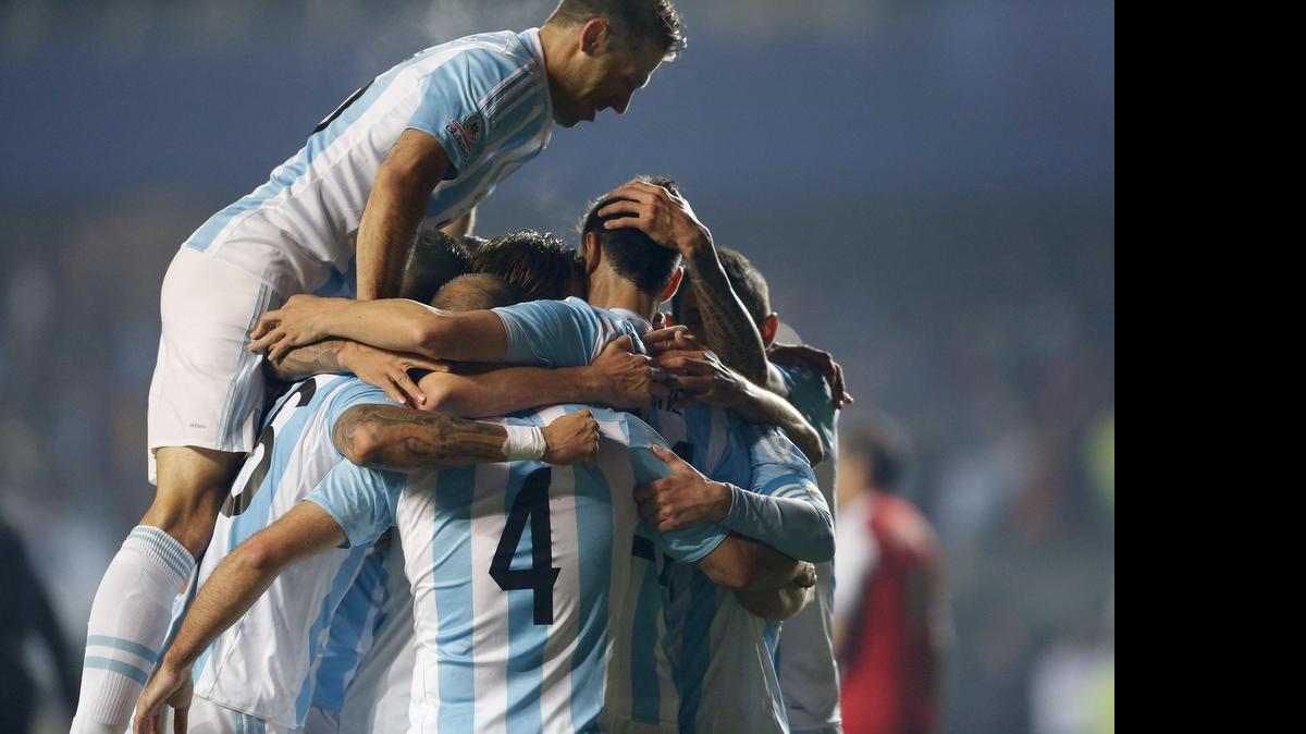 
El centrocampista argentino Javier Pastore (d, de espaldas) celebra con sus compañeros el gol que ha marcado ante la selección paraguaya, segundo para el combinado albiceleste, durante el partido Argentina-Paraguay, de semifinales de la Copa América de Chile 2015, en el Estadio Municipal Alcaldesa Ester Roa Rebolledo de Concepción, Chile, hoy 30 de junio de 2015. Argentina ganó 6-1.
