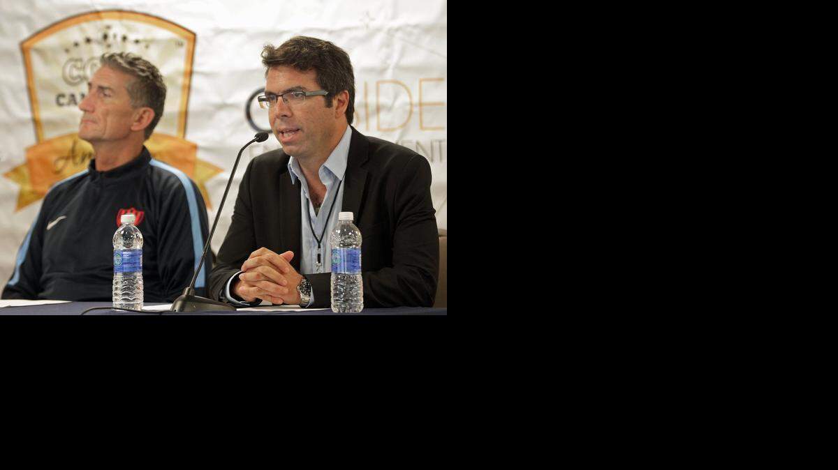 
El presidente de Onside Entertainment Juan Pablo Reynal (der.) habla el miércoles en la conferencia de prensa con vistas al partido entre los equipos de San Lorenzo y Atlético Nacional, que se celebrará el sábado 17 de enero en el estadio de FIU, en Miami. A su lado el entrenador del equipo argentino Edgardo Bauza.


