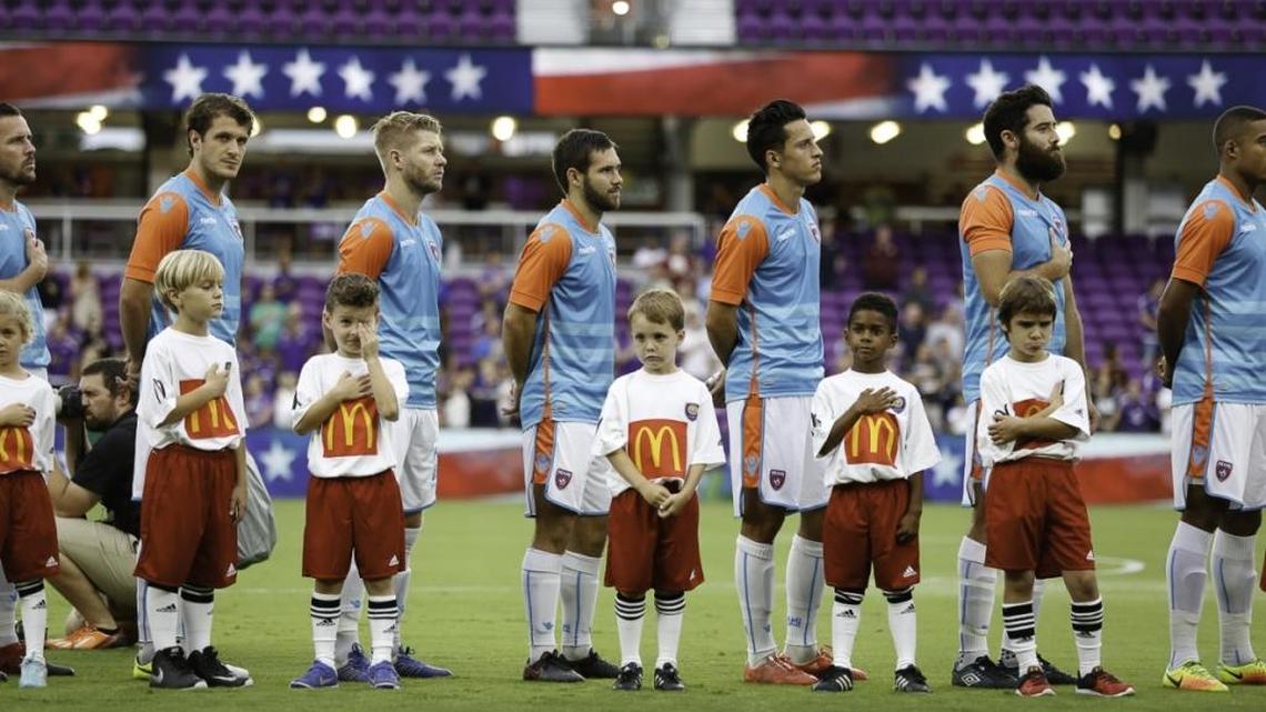 Los jugadores del Miami FC escuchan el himno nacional de Estados Unidos antes del partido sobre el Orlando City SC por la US Open Cup, el miércoles 14 de junio del 2017.