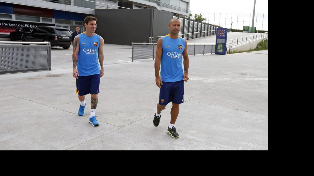 
Fotografía cedida por el FC Barcelona de Lionel Mess (i) y Javier Mascherano (d), que han regresado de vacaciones y han pasado este jueves las pruebas médicas.
