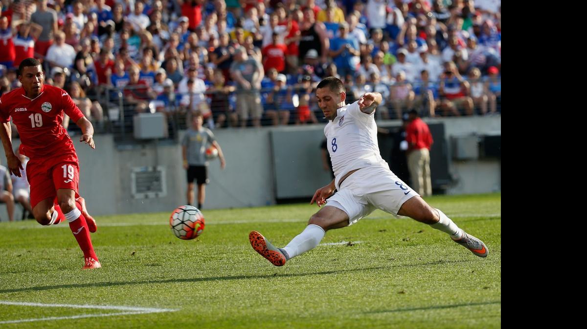 
El jugador de Estados Unidos Clint Dempsey (der.) anota uno de sus tres goles en la victoria de su equipo 6-0 ante Cuba en los cuartos de final de la Copa Oro, en partido celebrado el 18 de julio del 2015, en Baltimore.
