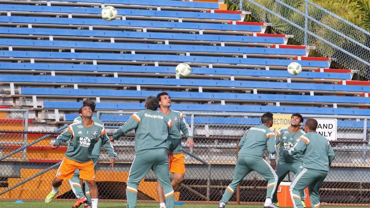 Los jugadores del equipo brasileño Fluminense practican con el balón durante el entrenamiento del equipo el martes en el Lockhart Stadium, en Fort Lauderdale.