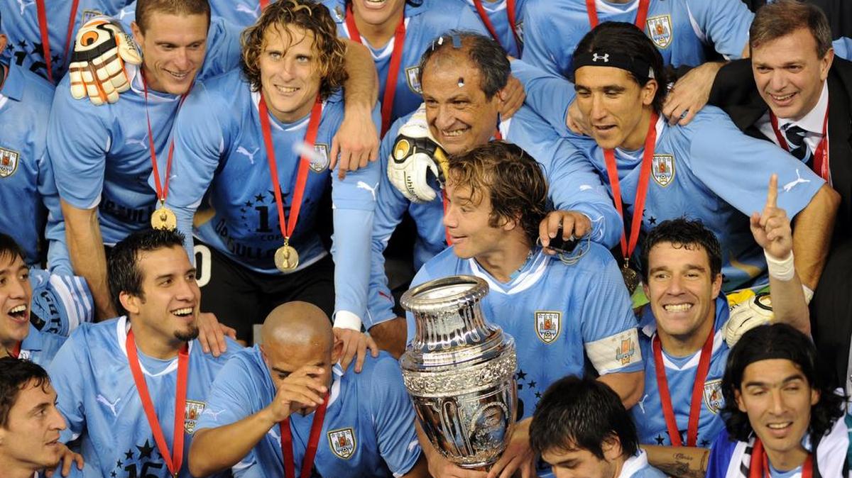 El capitán Diego Lugano sostiene la Copa América después que Uruguay derrotó a Paraguay 3-0 para coronarse campeón, el 24 de julio de 2011, en Buenos Aires.