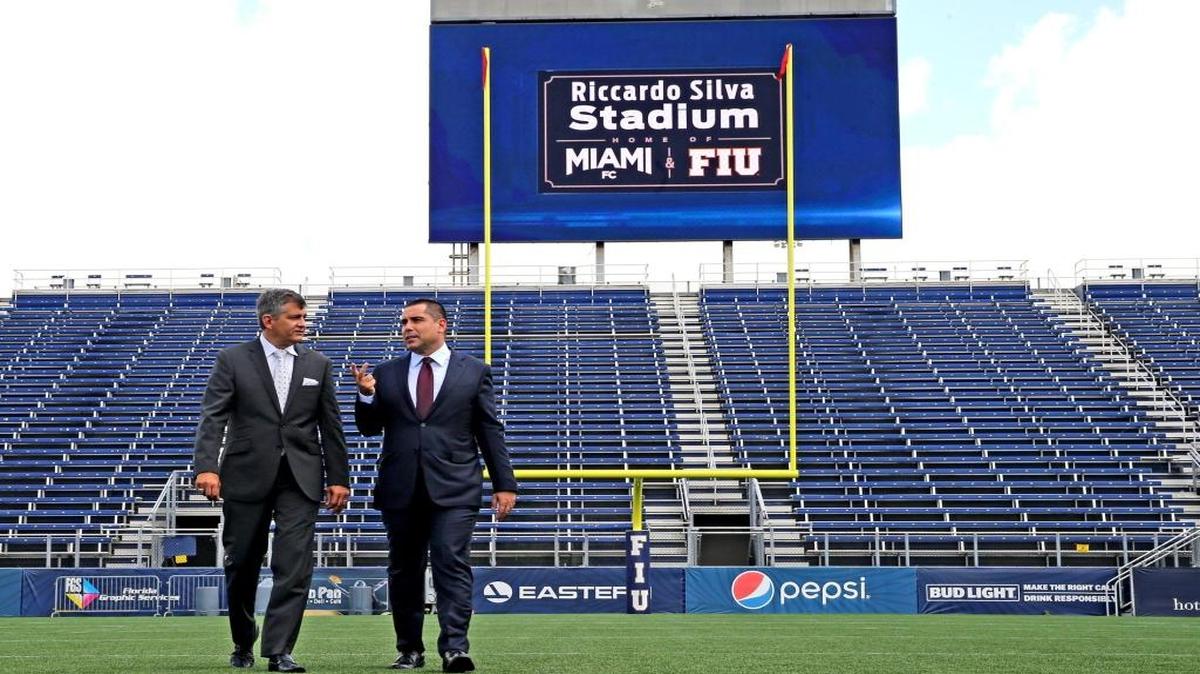 Pete García (izq.), de FIU, y Riccardo Silva, dueño del Miami FC, anunciaron los cambios en el estadio, el lunes.
