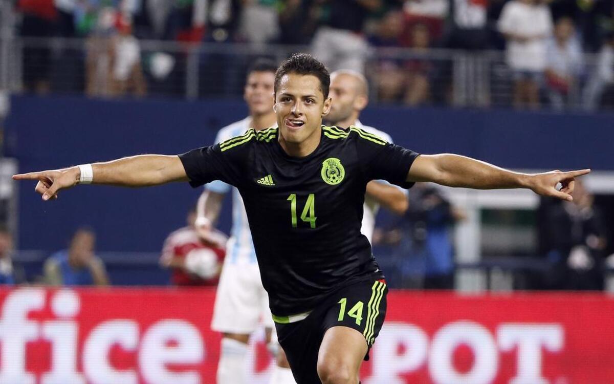 El mexicano Javier “Chicharito” Hernández celebra un gol su seleccion en un partido contra Argentina el 22 de enero en Texas.