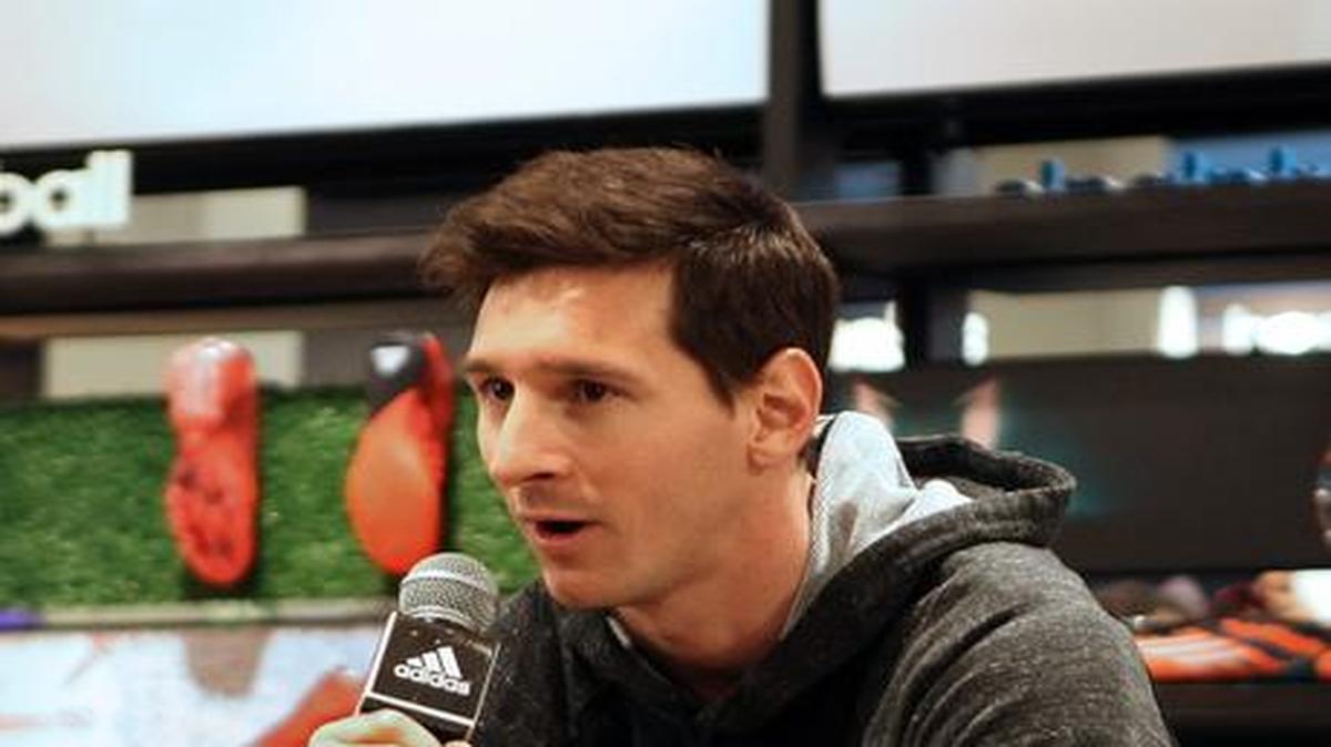 
El delantero argentino del Barcelona, Lionel Messi, durante un acto comercial en el que participó este jueves en Barcelona. Messi habló sobre como el equipo ha cambiado en “actitud, ganas, la manera de presionar y tener la pelota”.
