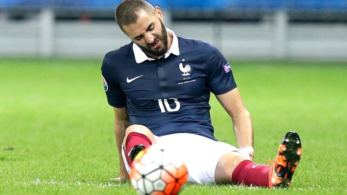 
El artillero francés Karim Benzema se lesionó el 8 de octubre durante un amistoso con su selección. Real Madrid y Barcelona enfrentan la octava fecha de La Liga sin varias de sus figuras. 
