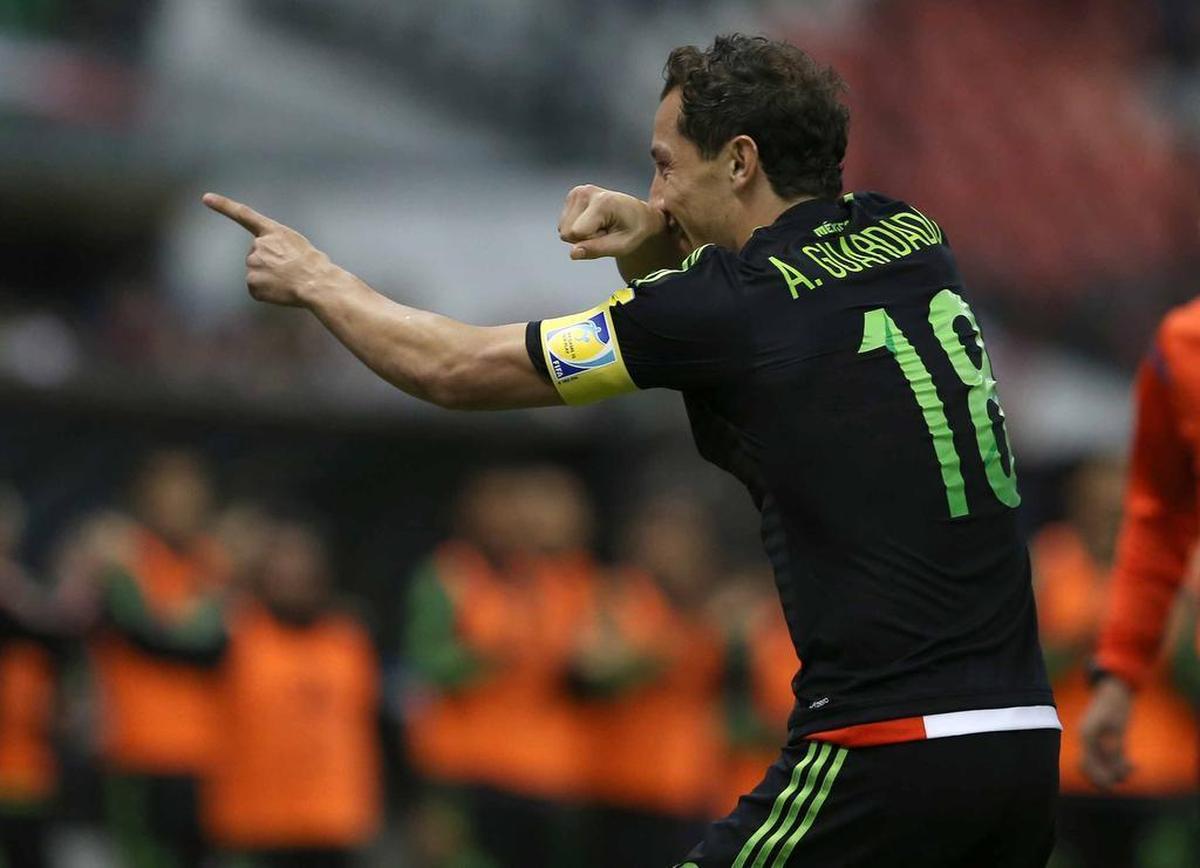 El jugador de la selección de México, Andrés Guardado, festeja un gol contra El Salvador por las eliminatorias mundialistas el viernes, 13 de noviembre de 2015, en Ciudad de México. La selección de México ganó 3-0.