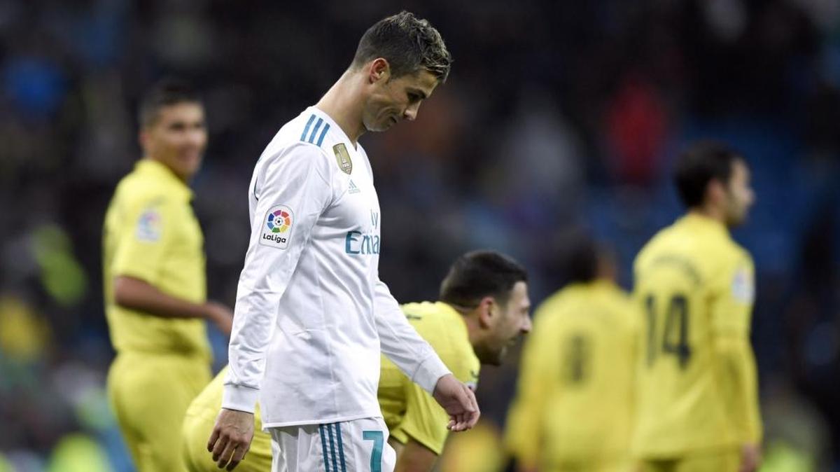 El portugués Cristiano Ronaldo camina cabizabajo sobre la grama del Santiago Bernabeu después de que el Real Madrid perdiera 1-0 ante el Villarreal.
