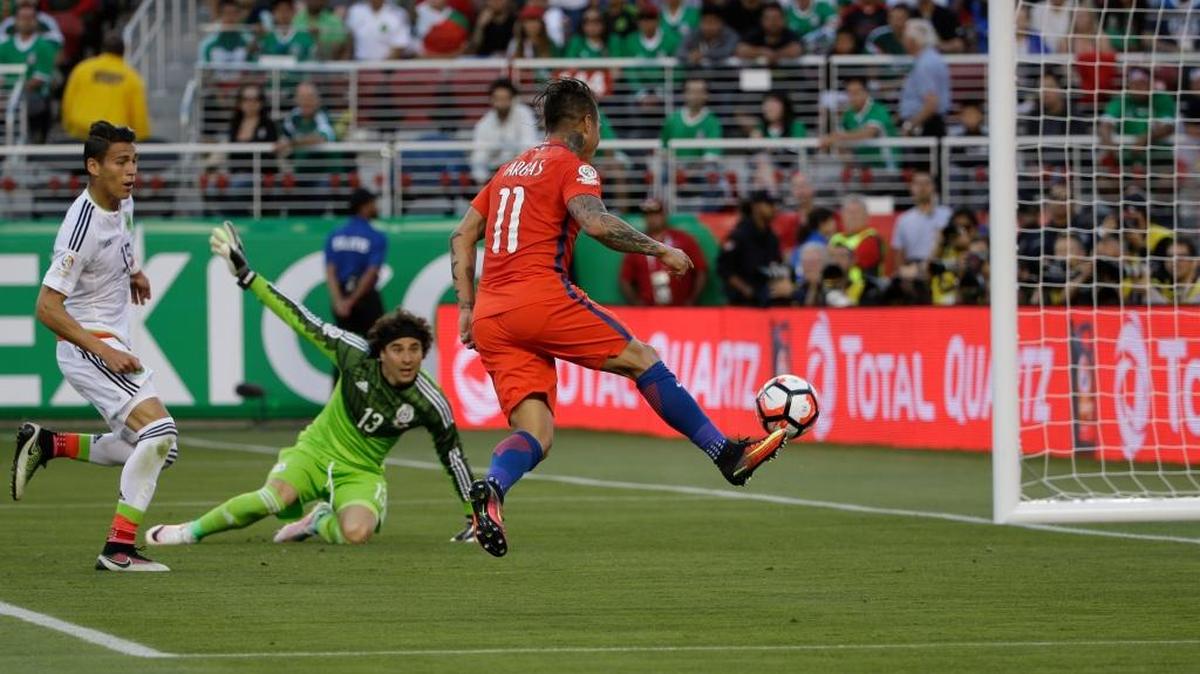 Eduardo Vargas se dispone a anotar en goleada de Chile a México, el sábado.