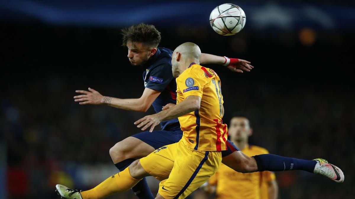 El jugador de Barcelona Javier Mascherano (der.) lucha por la pelota con Saúl Niguez, del Atlético, en el partido de ida de la Liga de Campeones, celebrado el martes 5 de abril del 2016 en Barcelona.