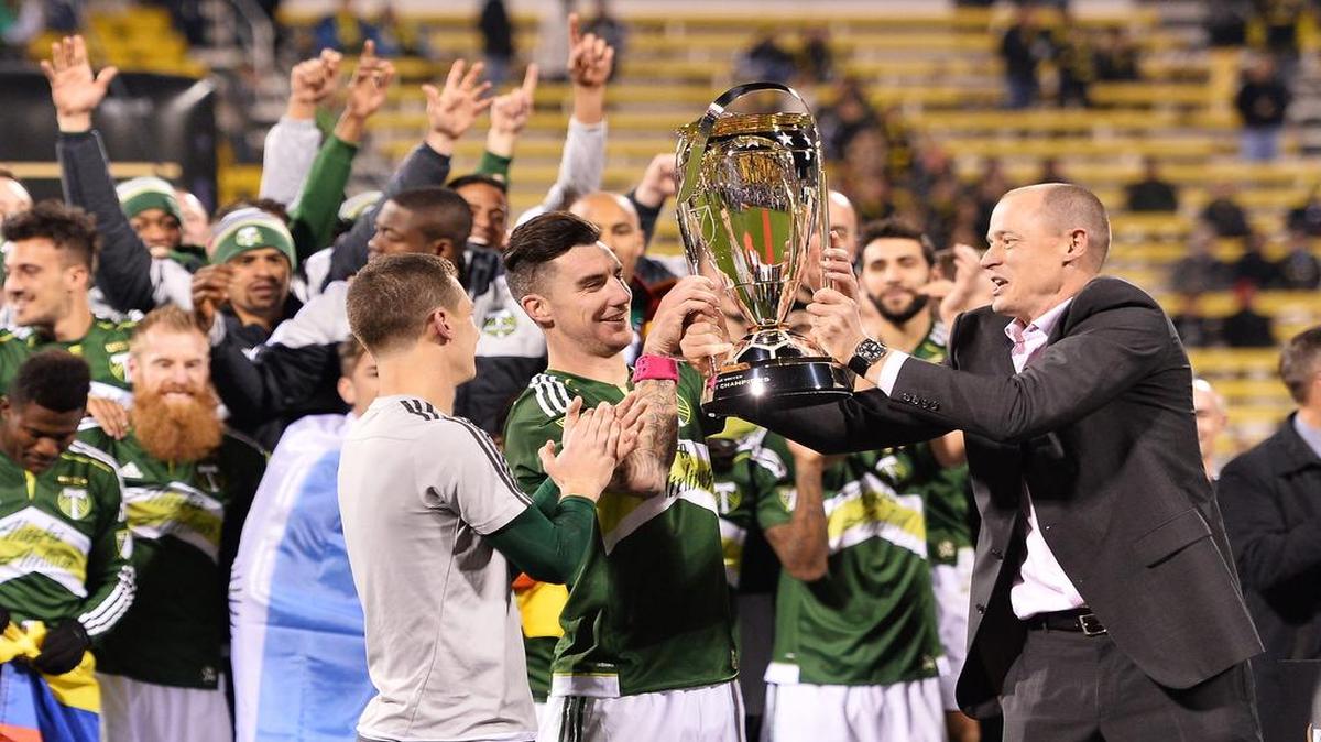 Los jugadores de Portland y el dueño del equipo Merritt Paulson (der.) celebran el título, el domingo 6 de diciembre del 2015.