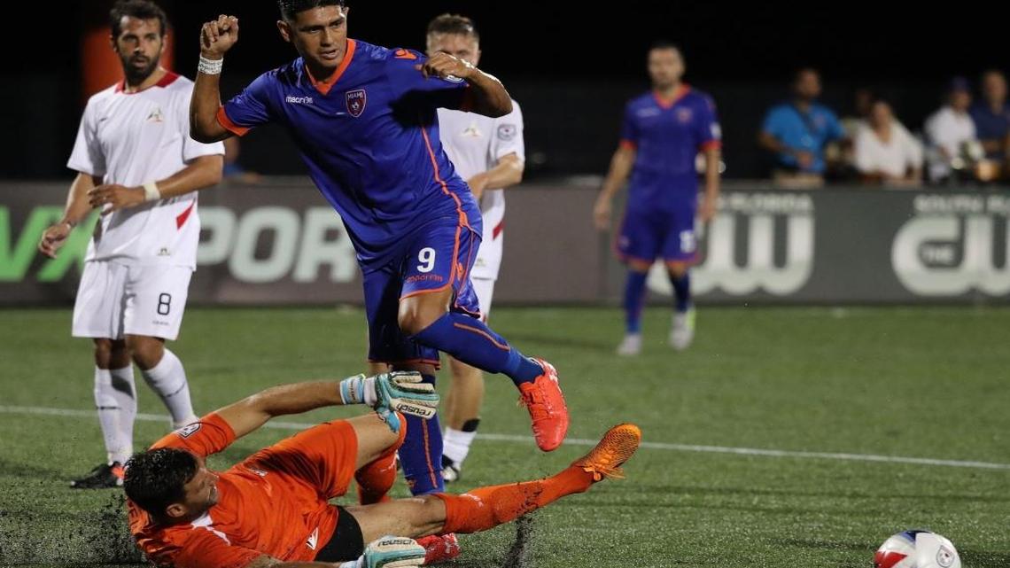 Jaime Chávez (9) pasa el baló a Stefano Pinho para anotar un gol del Miami FC contra los Deltas, el 8 de julio del 2017, en el Riccardo Silva Stadium (FIU).