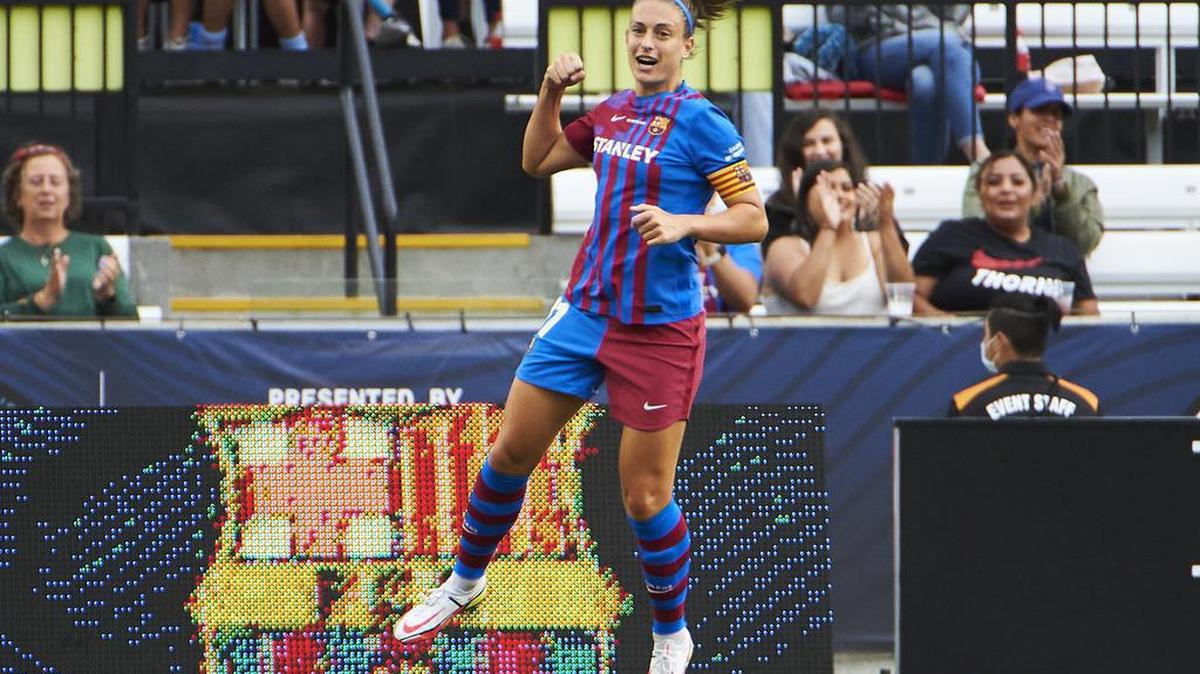 La mediocampista del FC Barcelona Alexia Putellas (11), Balón de Oro 2021 y 2022 celebra después de marcar un gol contra el Houston Dash el 21 de agosto de 2021 en Portland, OR, en la Copa de Campeones Internacionales Femenina.