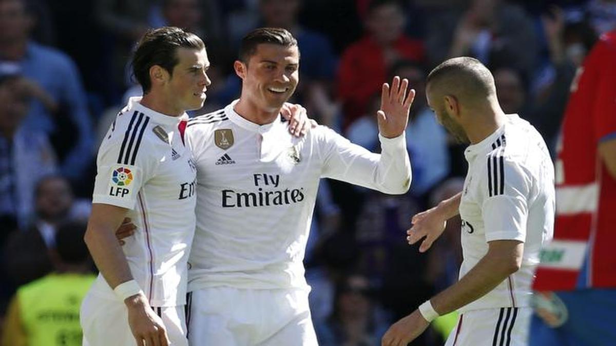 Cristiano Ronaldo (centro) celebra su gol ante el Granada con Gareth Bale (izq.) y Karim Benzemá, durante el partido que el Real Madrid ganó 9-1, el 5 de abril del 2015.