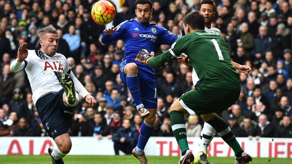 El español Pedro Rodríguez, del Chelsea, trata de superar al zaguero belga del Tottenham, Toby Alderweireld, (izq.) y a su portero, el francés Hugo Lloris (der.).