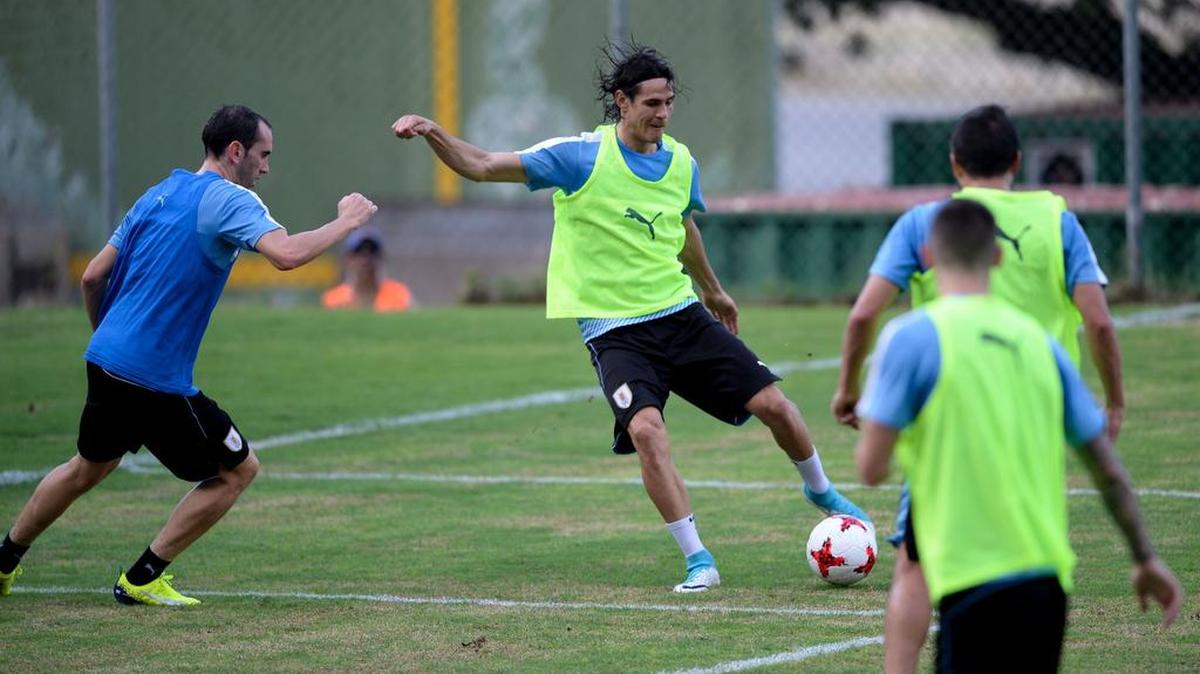 El futbolista uruguayo Edinson Cavani (C) participa en un entrenamiento en el campo del Club de Puerto Azul, en La Guaira, Venezuela, el 2 de octubre de 2017, antes de la Copa Mundial de la FIFA Rusia 2018.