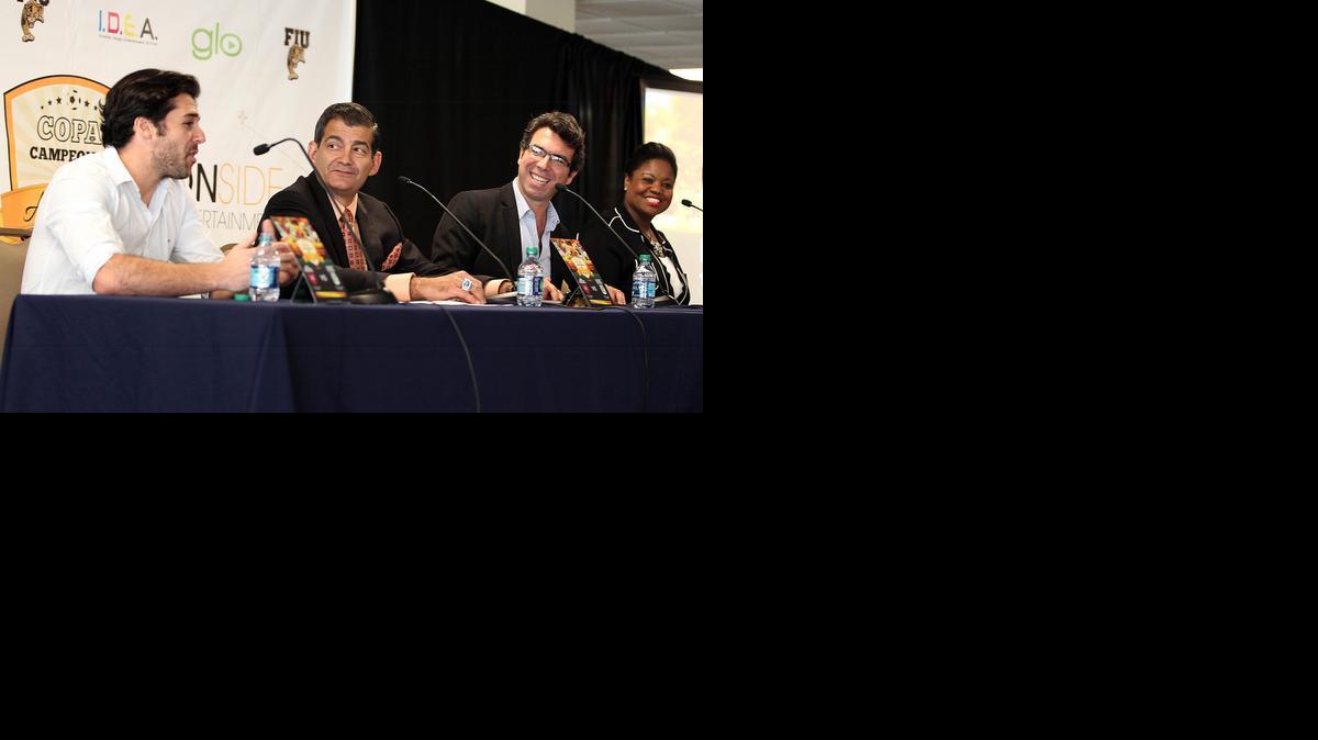 
Nicolas Grabenheimer, Onside Entertainment; Pete Garcia, de FIU; Juan Pablo Reynal, Onside Entertaiment; y Valentine Joseph, agente FIFA, el viernes en Miami.
