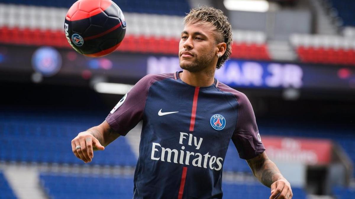 El delantero brasileño Neymar Jr posa para los fotógrafos durante su presentación como nuevo jugador del equipo francés Paris Saint-Germain en el estadio del Parque de los Príncipes en París, el 4 de agosto del 2017, donde anunció que ha fichado por el club galo para buscar "algo más grande" y "un nuevo desafío", pero negó que lo haya hecho para alcanzar un mayor protagonismo del que tenía en el Barcelona.