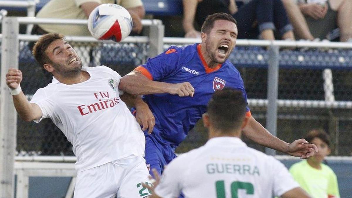 Hunter Freeman (15), del Miami FC, lucha el balón contra dos rivales del Cosmos, la noche del sábado 24 de junio del 2017 en el Riccardo Silva Stadium en Miami.