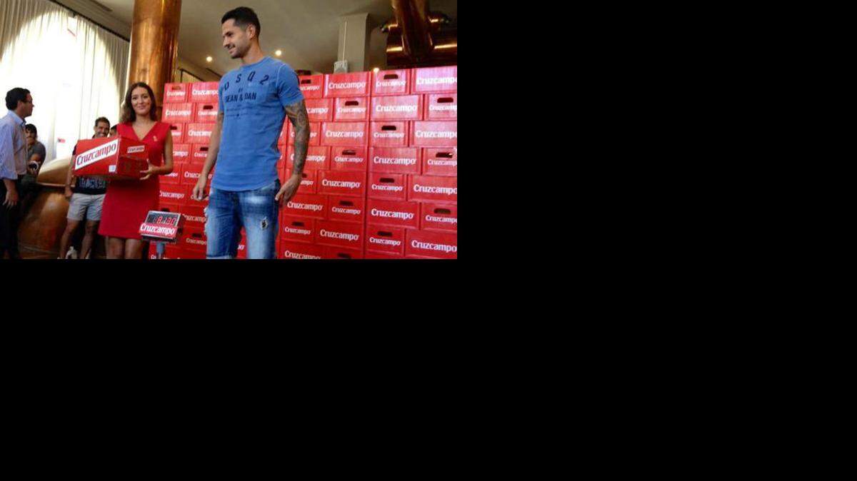 
Un jugador de Sevilla se pesa en la báscula para recibir su premio en cerveza, el martes en Sevilla, España.
