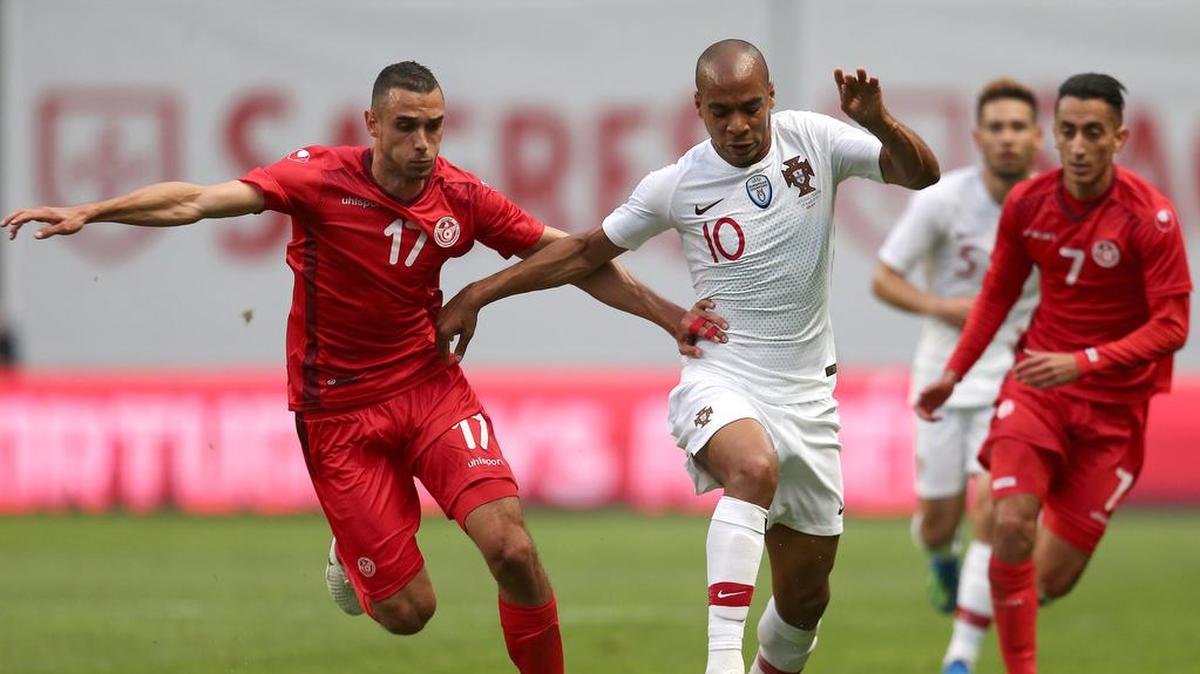 El portugués Joao Mario (centro) disputa el balón con el tunecino Ellyes Skhiri (izq.) en el partido amistoso celebrado el 28 de mayo de 2018 en Braga, Portugal.