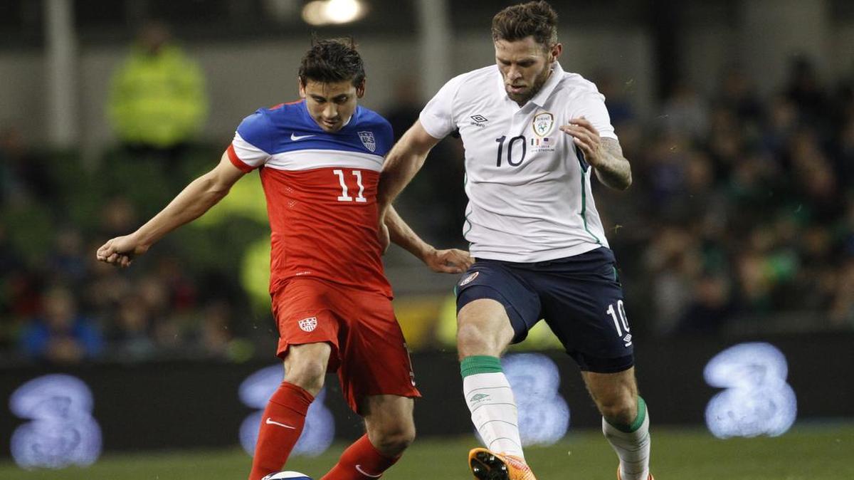 
El jugador de Estados Unidos Alejandro Bedoya (izq.) disputa el balón con el irlandés Daryl Murphy en un partido amistoso, el 18 de noviembre del 2014.
