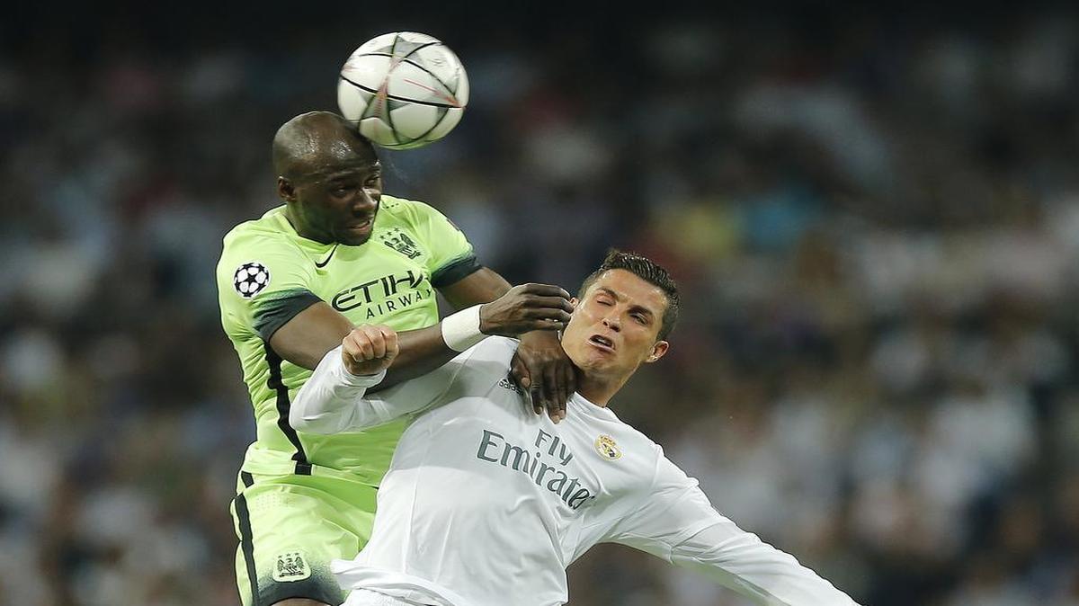 El delantero del Real Madrid Cristiano Ronaldo (der.) lucha por la pelota con Eliaquim Mangala, del Manchester City, en el partido celebrado el 4 de mayo del 2016 en Madrid.