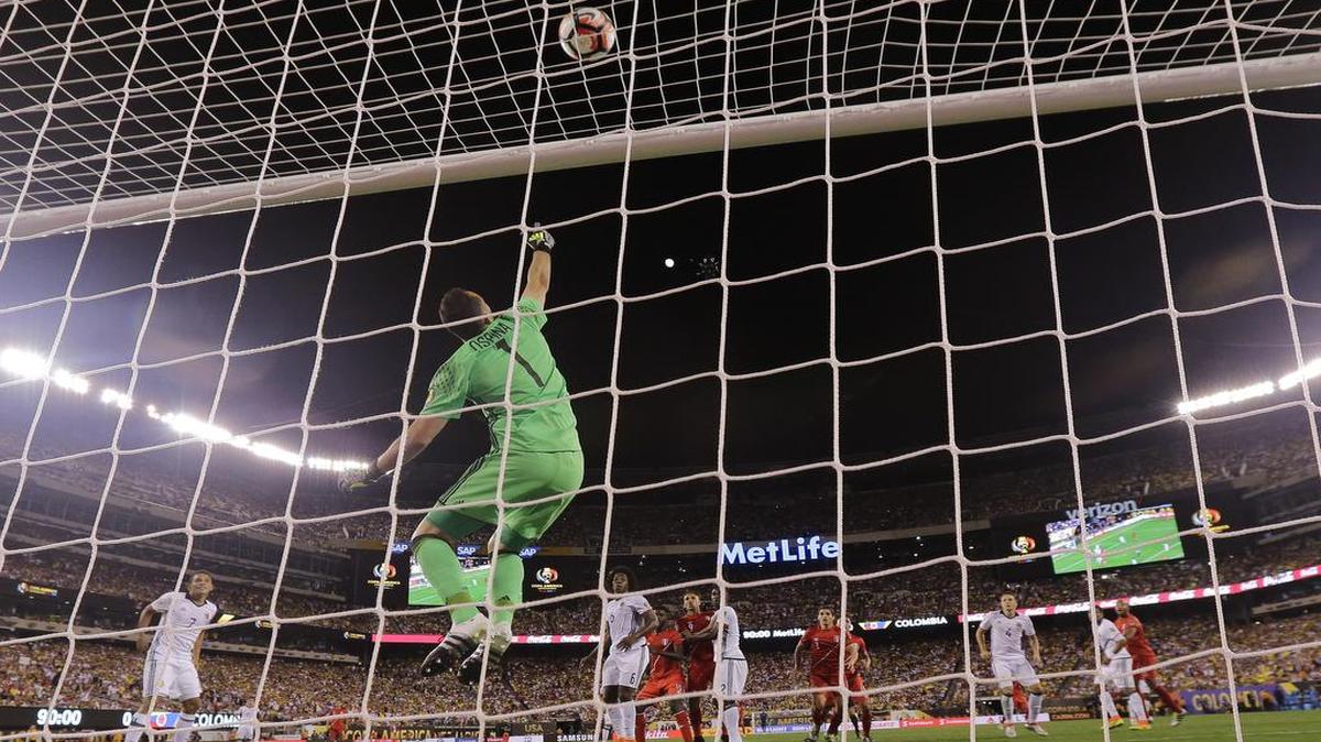 David Ospina (1), de Colombia, bloquea un disparo de Christian Cueva, de Perú, el viernes 17 de junio del 2016, en East Rutherford, N.J.