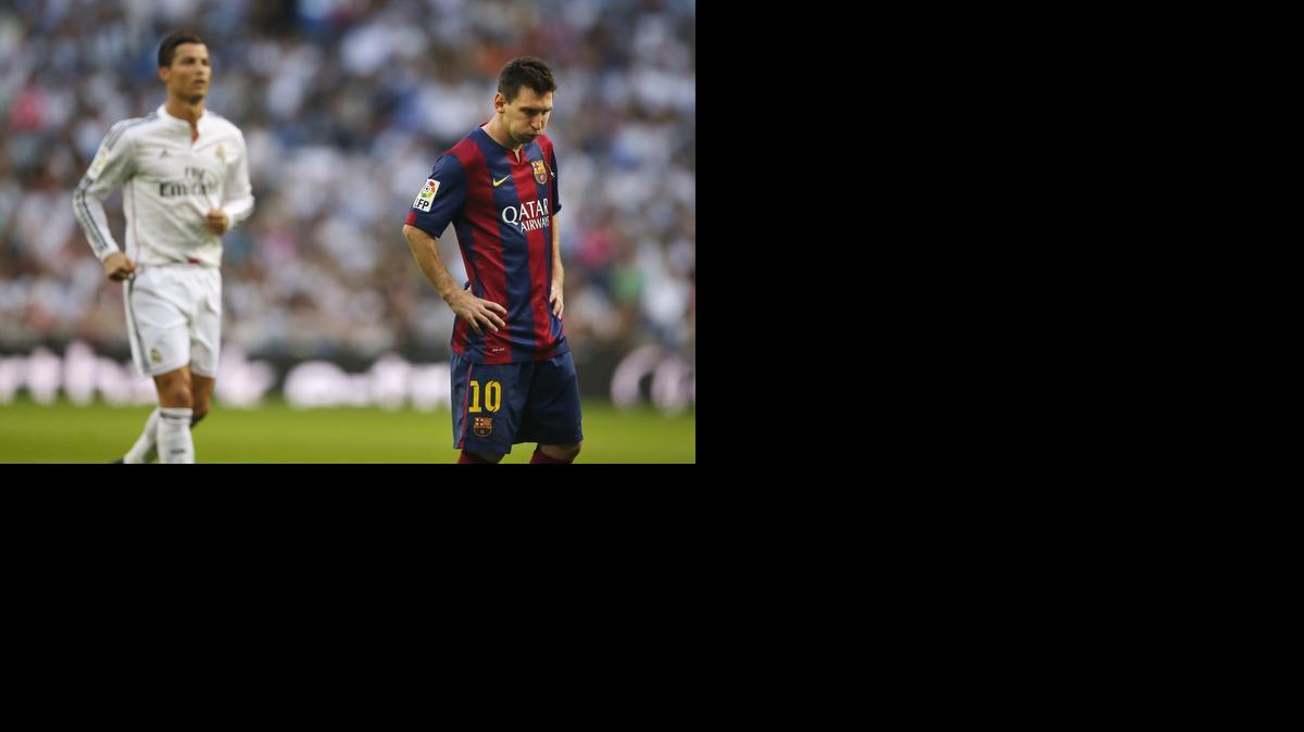 
Cristiano Ronaldo, del Real Madrid (izq), y Lionel Messi, del Barcelona, durante el clasico de españa el 25 de octubre.


