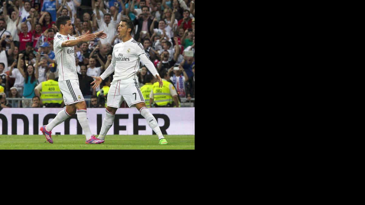 
El goleador del Real Madrid Cristiano Ronaldo (der.) celebra su gol con James Rodríguez el 13 de septiembre.


