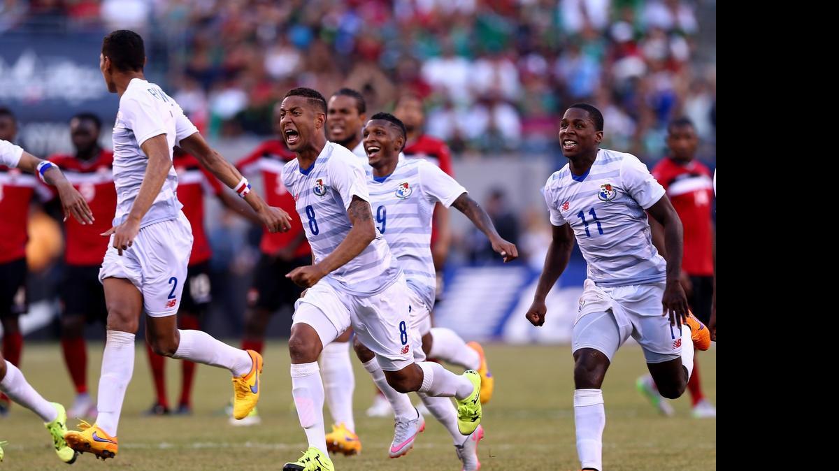
Los jugadores de Panamá celebran tras derrotar en los penales a Trinidad y Tobago en los cuartos de final de la Copa Oro, el 19 de julio del 2015 en Nueva Jersey.
