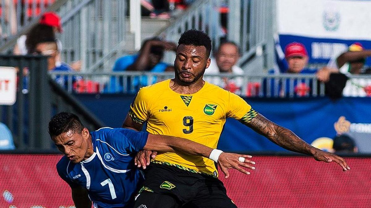 
El jugador de Jamaica Giles Barnes (#9) se impone a Darwin Ceren, de El Salvador.
