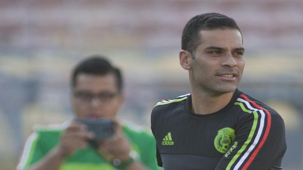 El jugador de México Rafael Márquez participa en un entrenamiento con la selección el 8 de junio de 2016, en Pasadena.