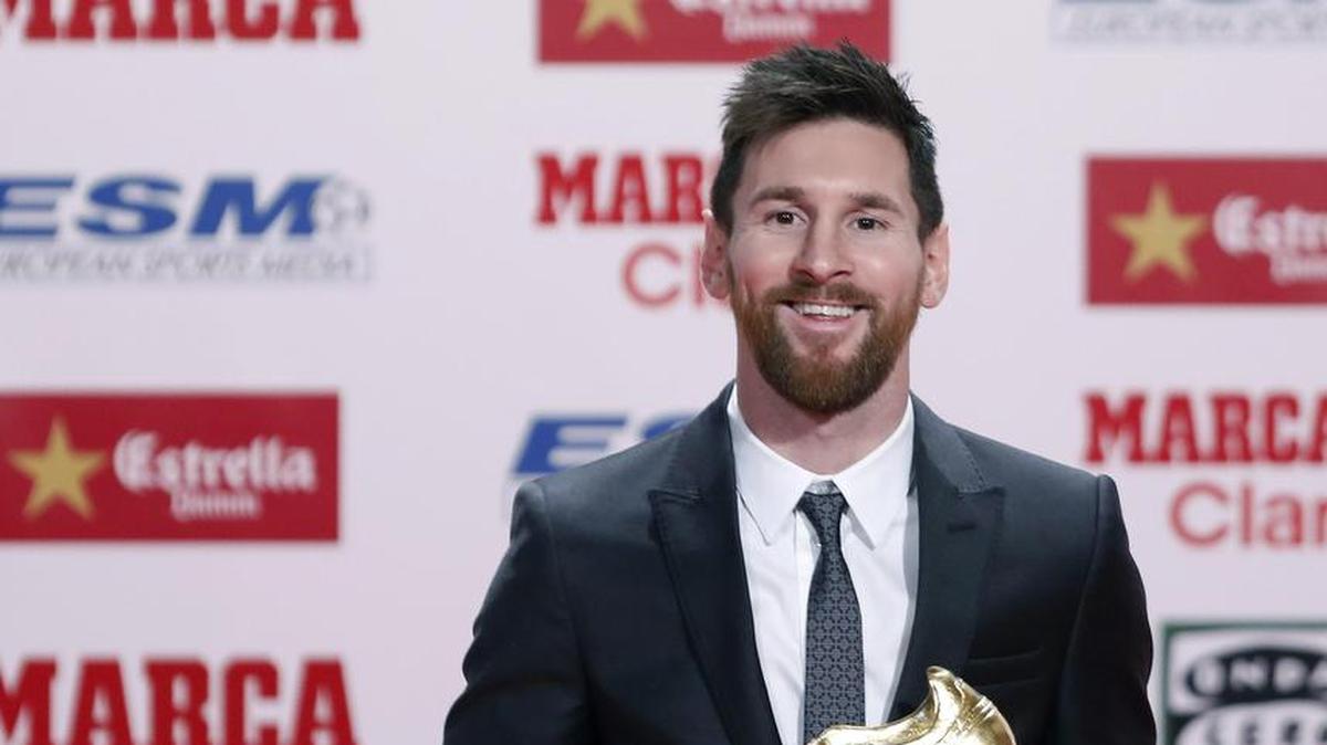 El delantero argentino del FC Barcelona, Lionel Messi, posa tras recibir la Bota de Oro por la temporada 2016-2017, la cuarta que consigue en su carrera, en la gala que se ha celebrado el viernes en Barcelona.