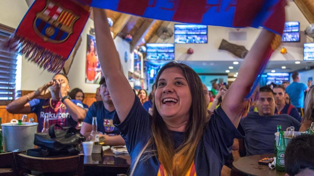 Fanáticos del Barcelona disfrutan del clásico del fútbol español desde el restaurante La Palapa Hondureña 2, el domingo.
