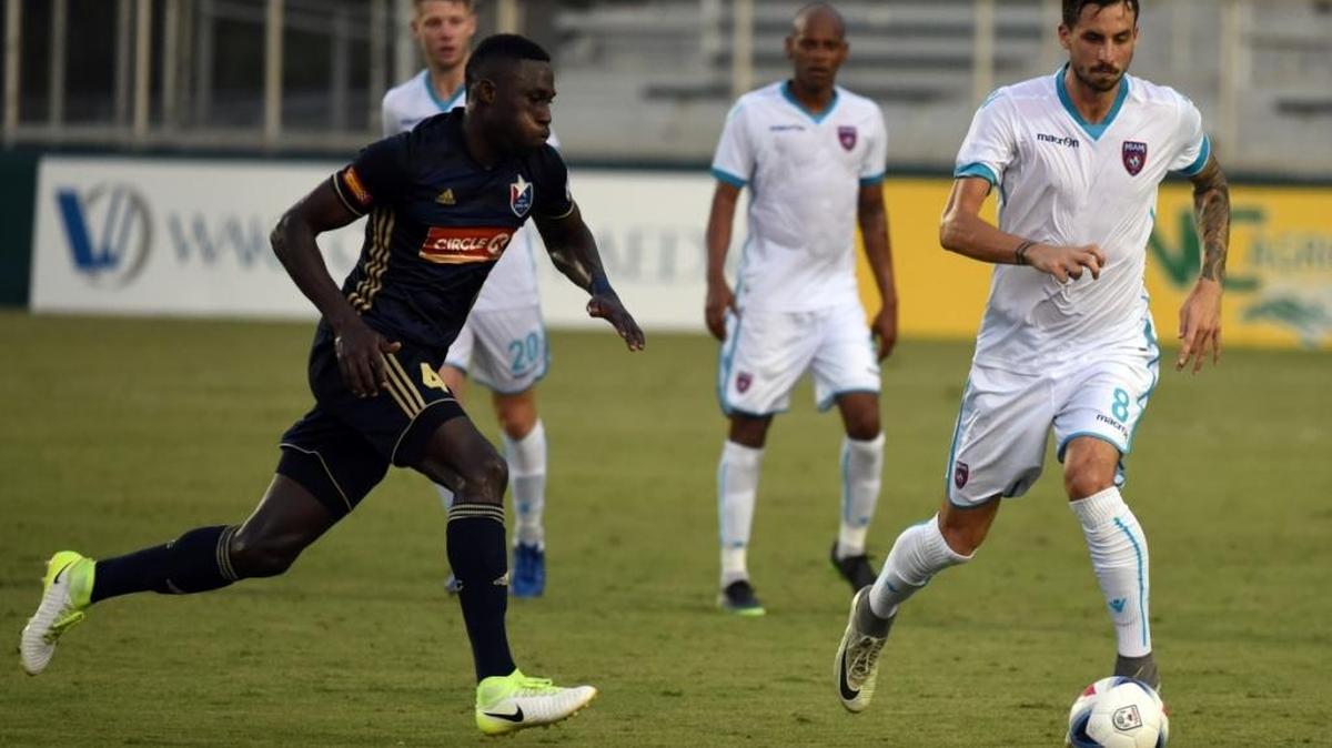 Vincenzo Rennella, del Miami FC, se lleva el balón y lo apoyan Richie Ryan (20) and Ariel Martínez, en el partido contra el North Carolina FC, el 4 de julio del 2017, en Cary, N.C.